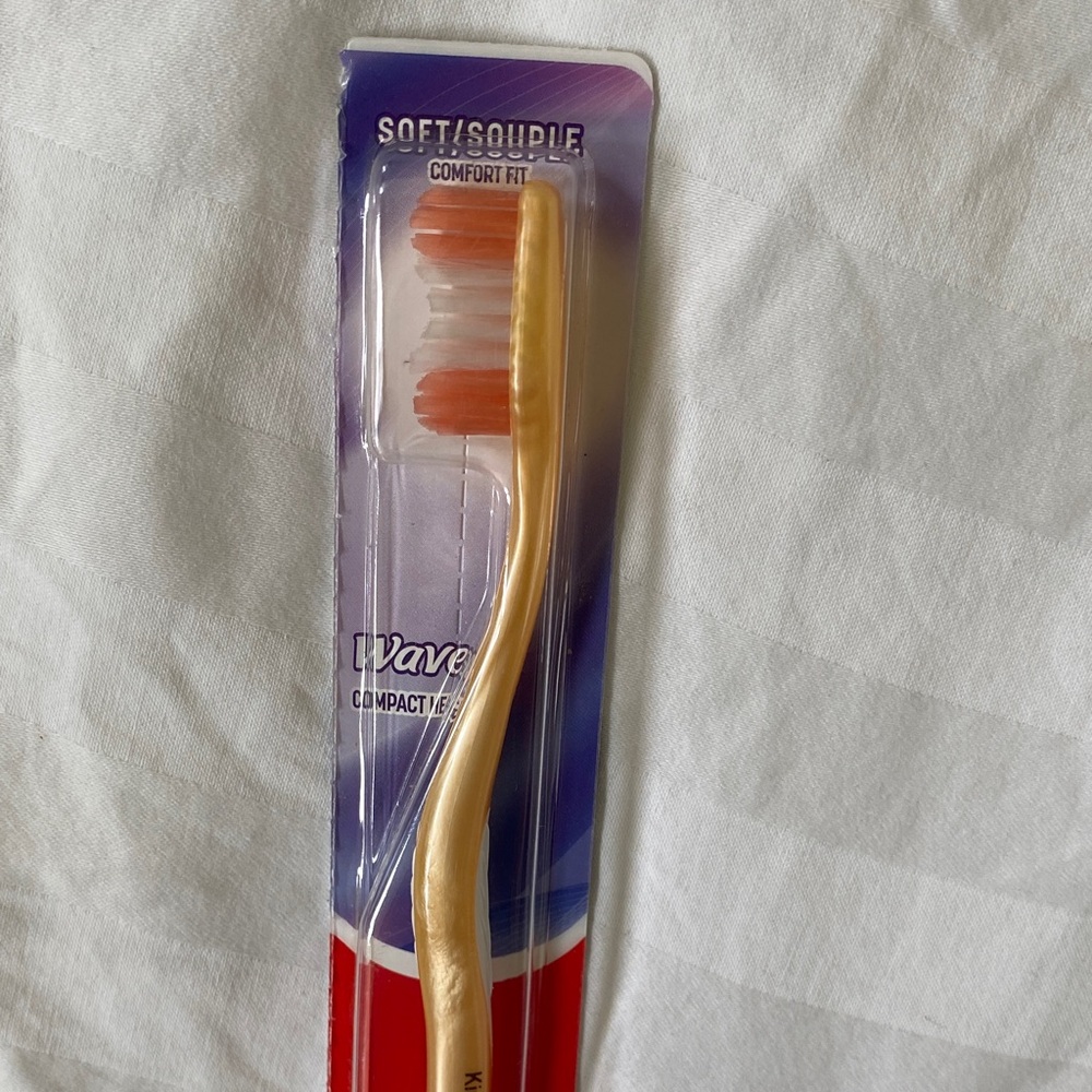 Oral-B and Colgate Toothbrush Set - Blue, Red, White - Picture 4 of 6